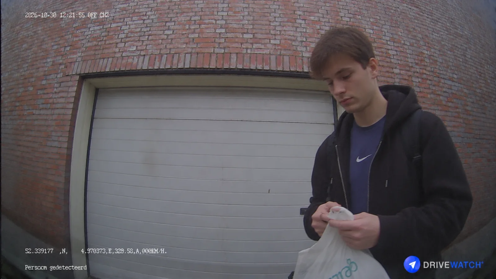 Foto aus der Meldung: eine Person am Auto, mit einer Tüte in der Hand