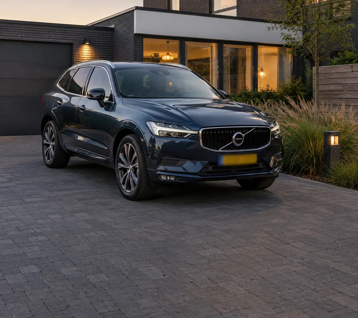 SUV op de oprit bij een woning