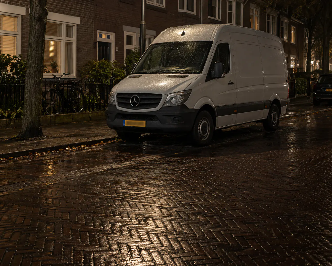 Bestelbus 's nachts geparkeerd