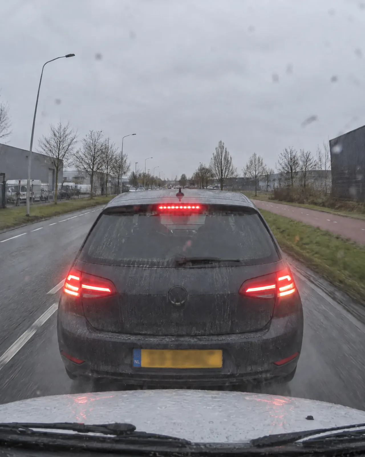 Dashcambeeld: een auto remt plots voor de bus