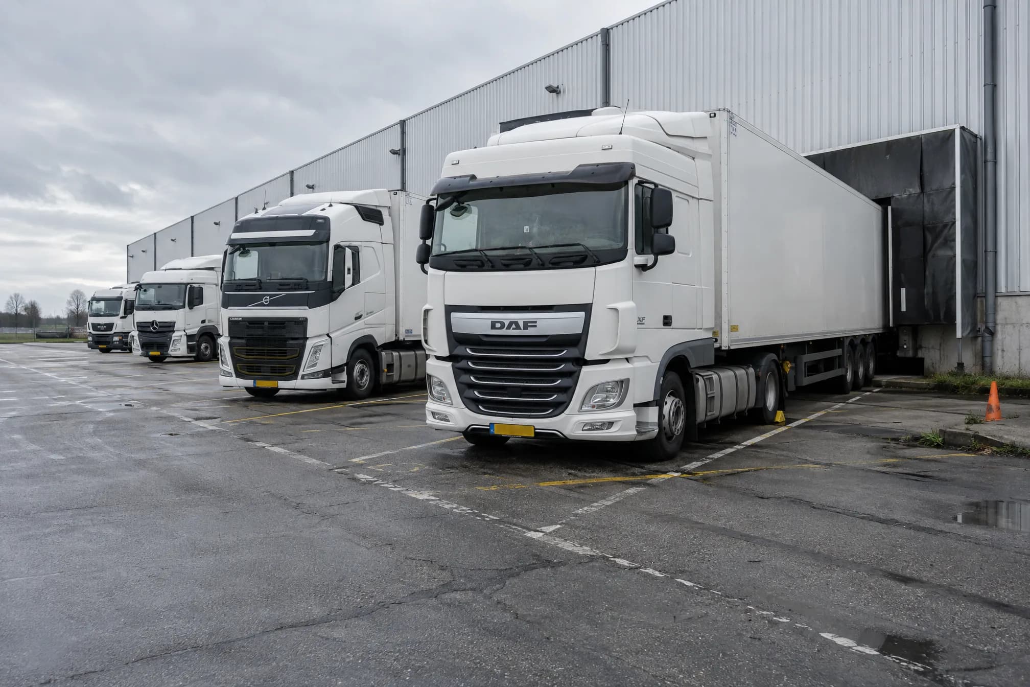 Des fourgons et des camions sur l'autoroute