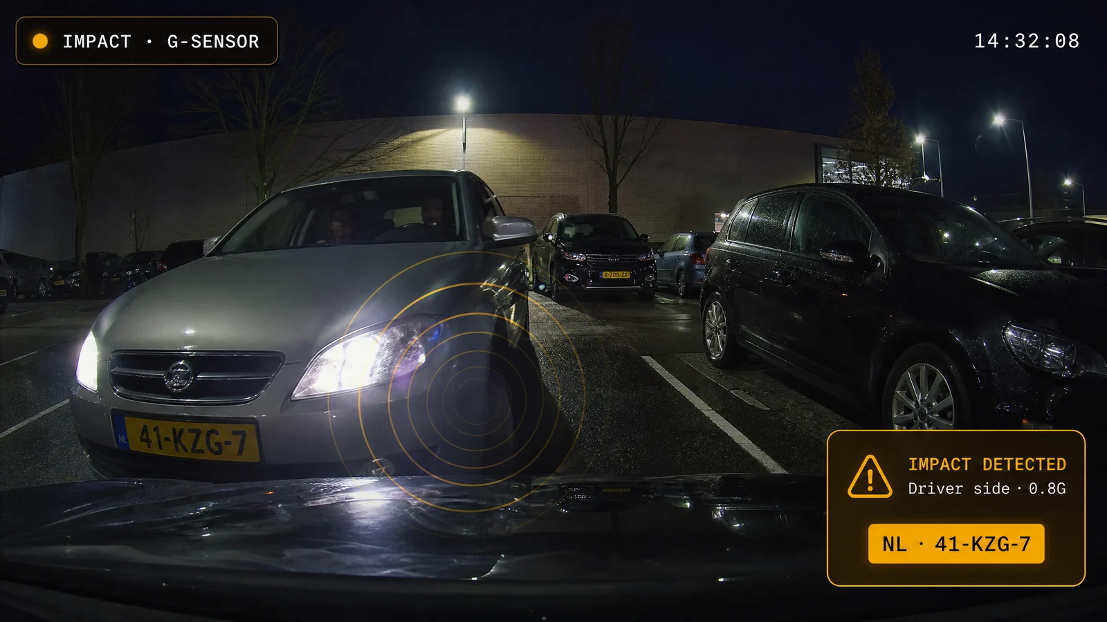Parkeerstand 's nachts: g-sensor registreert een aanrijding tegen de geparkeerde auto en legt het kenteken vast.