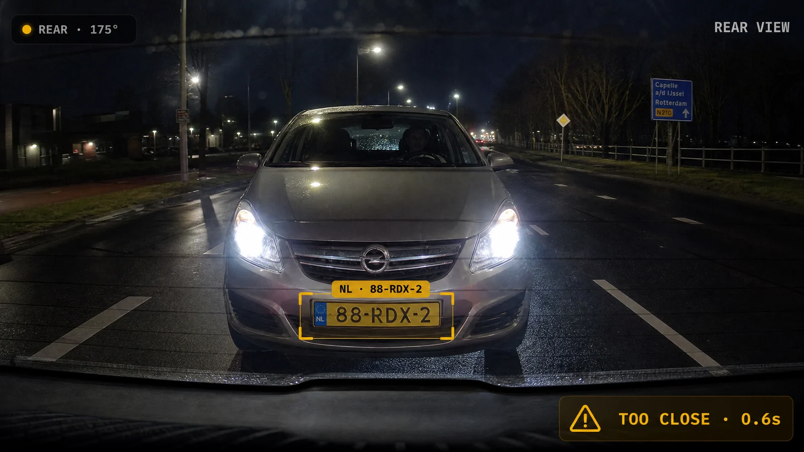 Achteruitkijk-dashcam: een auto rijdt te dicht achterop met afstandswaarschuwing en kenteken in beeld.