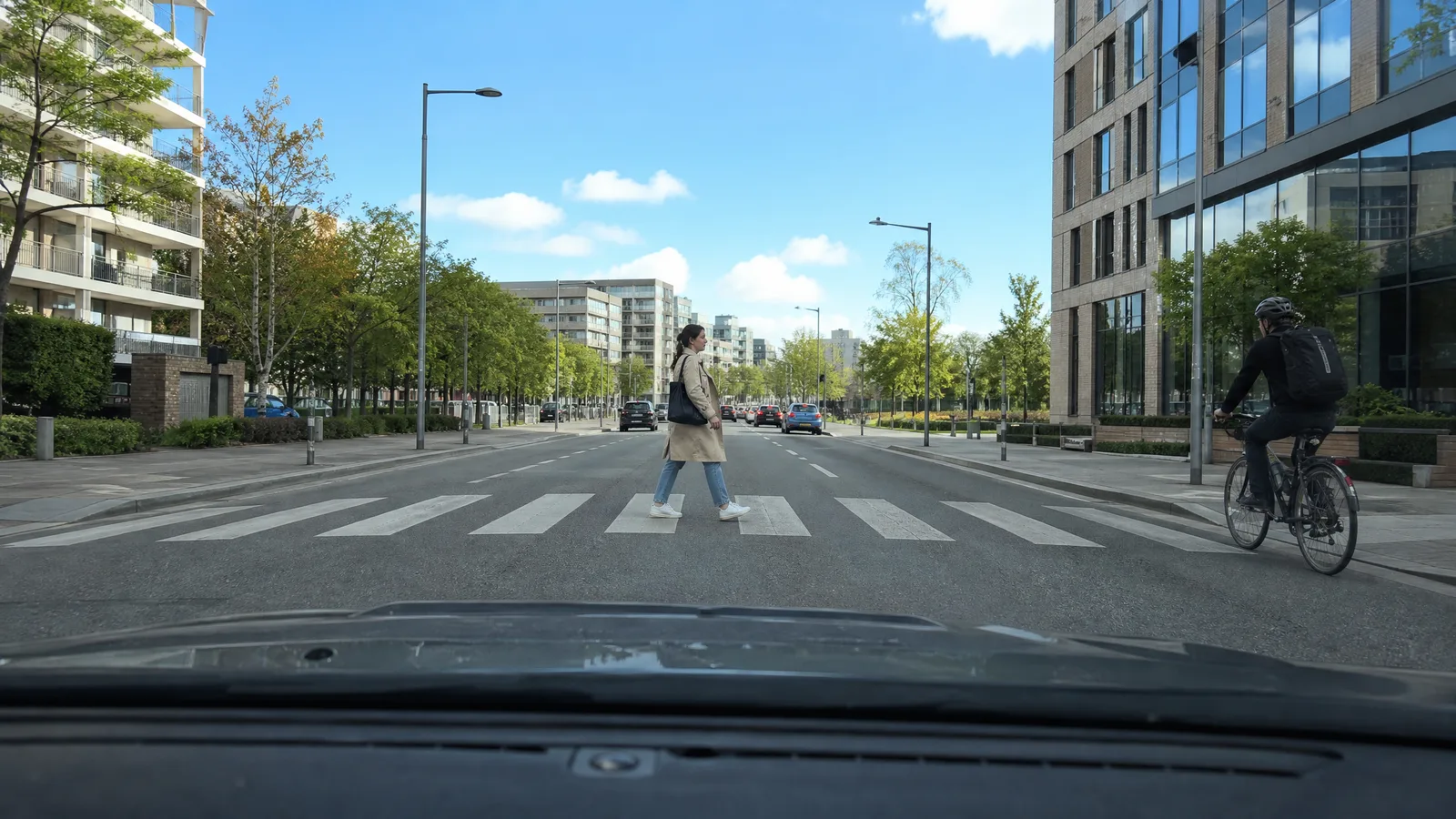 Dashcam-Aufnahme eines Fußgängers auf einem Zebrastreifen in der Stadt